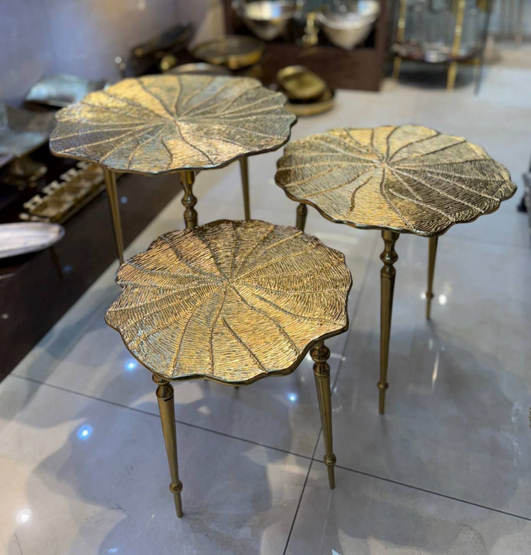 تصویر ست ۳ عددی میز عسلی تنه درختی آلومینیومی با آبکاری فورتیک طلایی در یک فضای پذیرایی لوکس