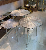 تصویر ست ۳ عددی میز عسلی تنه درختی آلومینیومی با آبکاری فورتیک طلایی در یک فضای پذیرایی لوکس